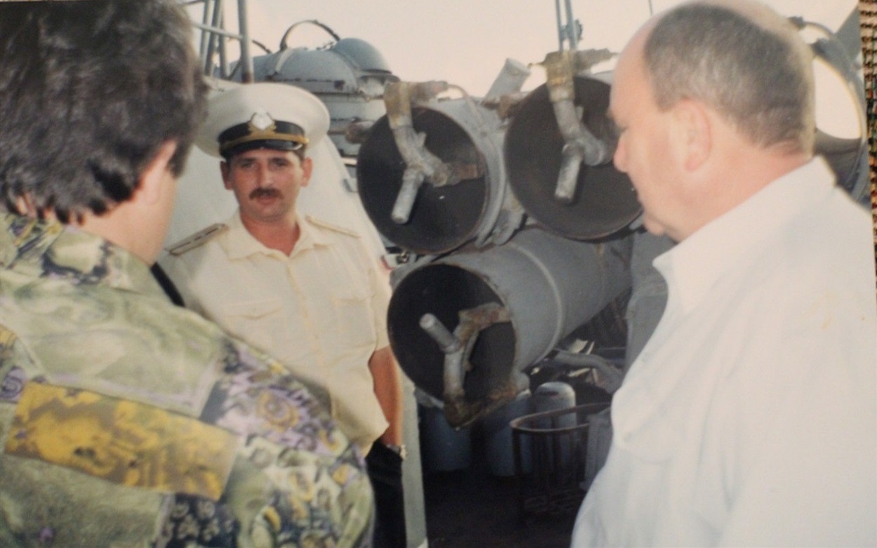 Едуард Ханіс на мінному тральнику "Жовті Води". Севастополь, 2002 рік