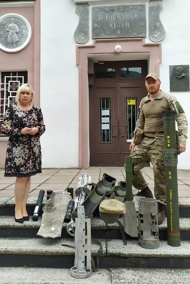 Анатолій разом з праціником музею, передає експонати
