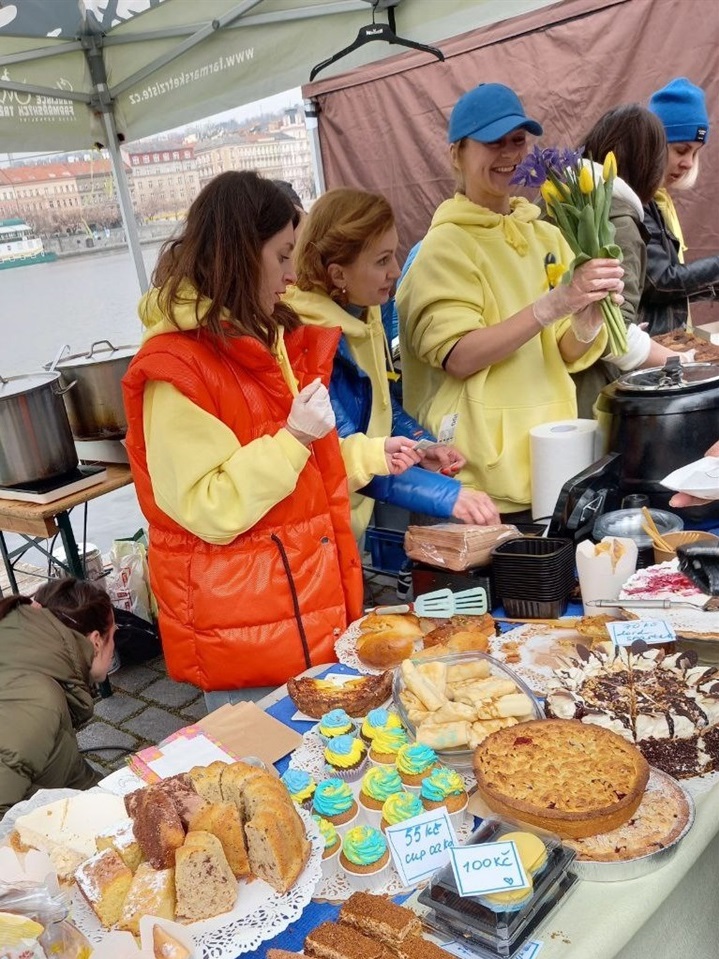 Благодійні ярмарки, яку влаштовувала в Празі переможниця проєкту "Майстер шеф" Ольга Мартиновська