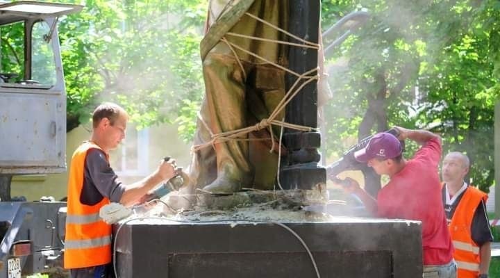 У Жовтих Водах демонтували пам'ятник Пушкіну