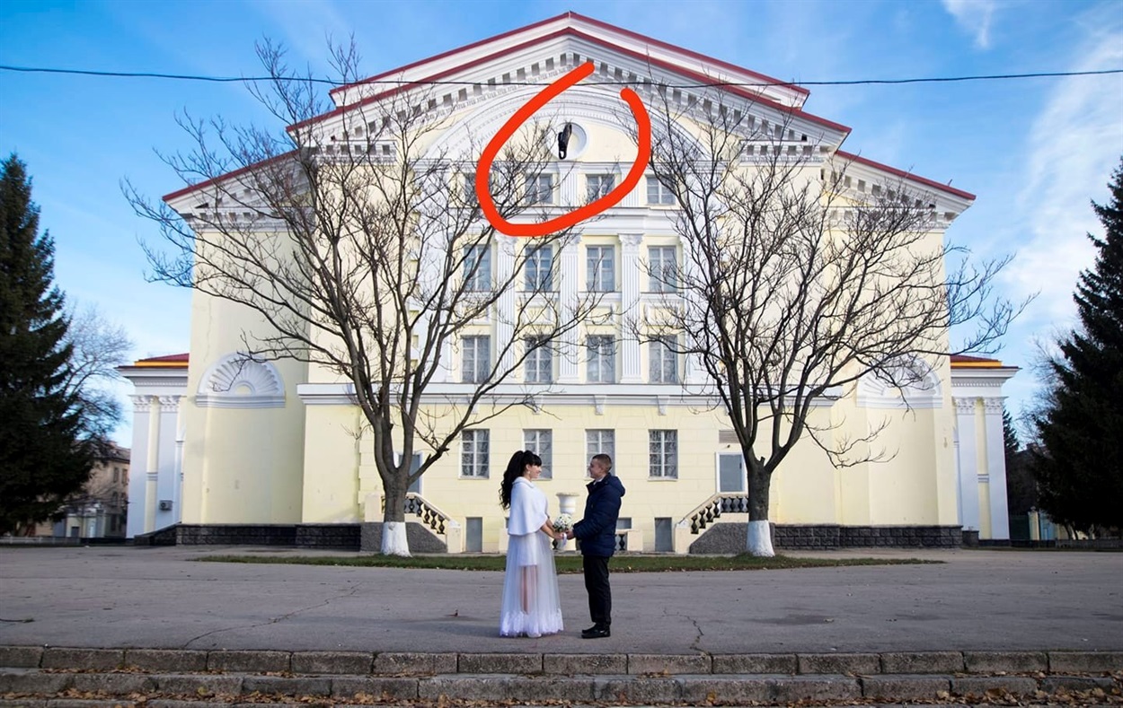 Так вони скрізь))) навіть на весільних фото