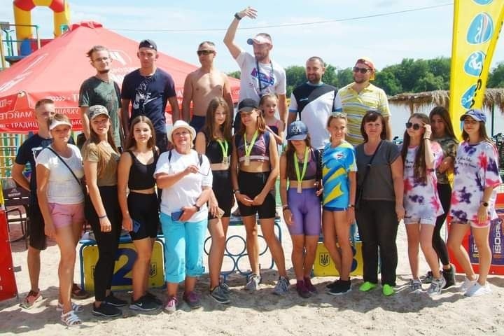 Лариса Веремійчик ( п'ята зліва) на змаганнях у Жовтих Водах