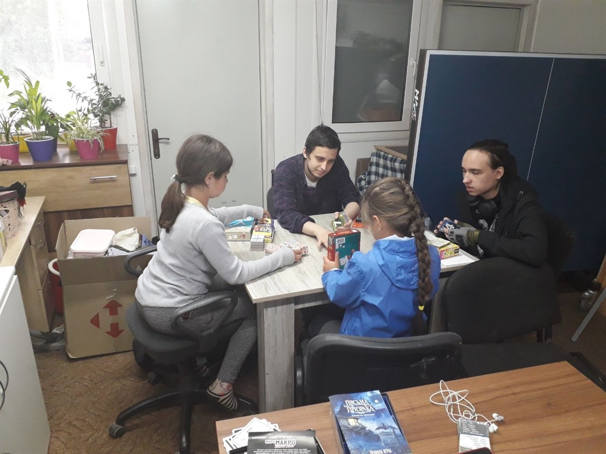 Люди грають в настільні ігри