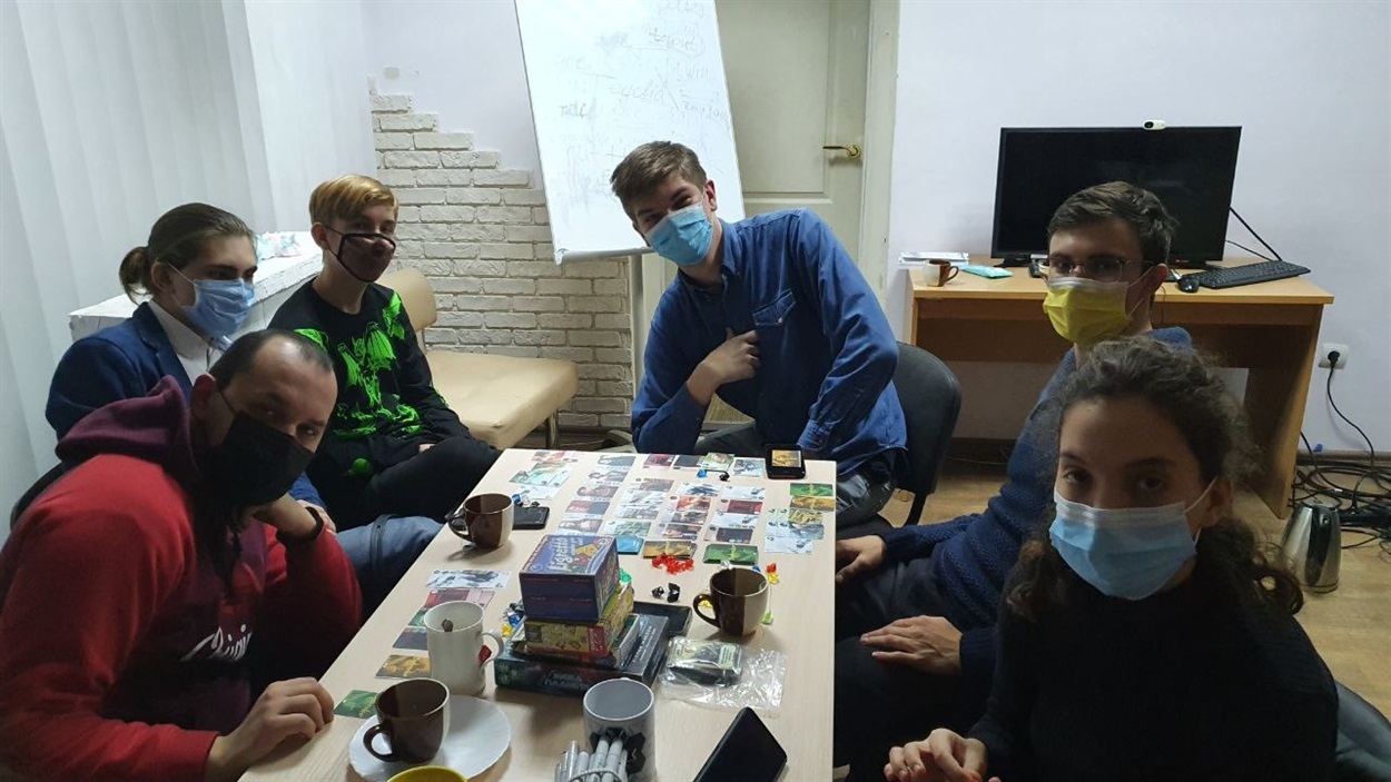 Люди грають в настільні ігри