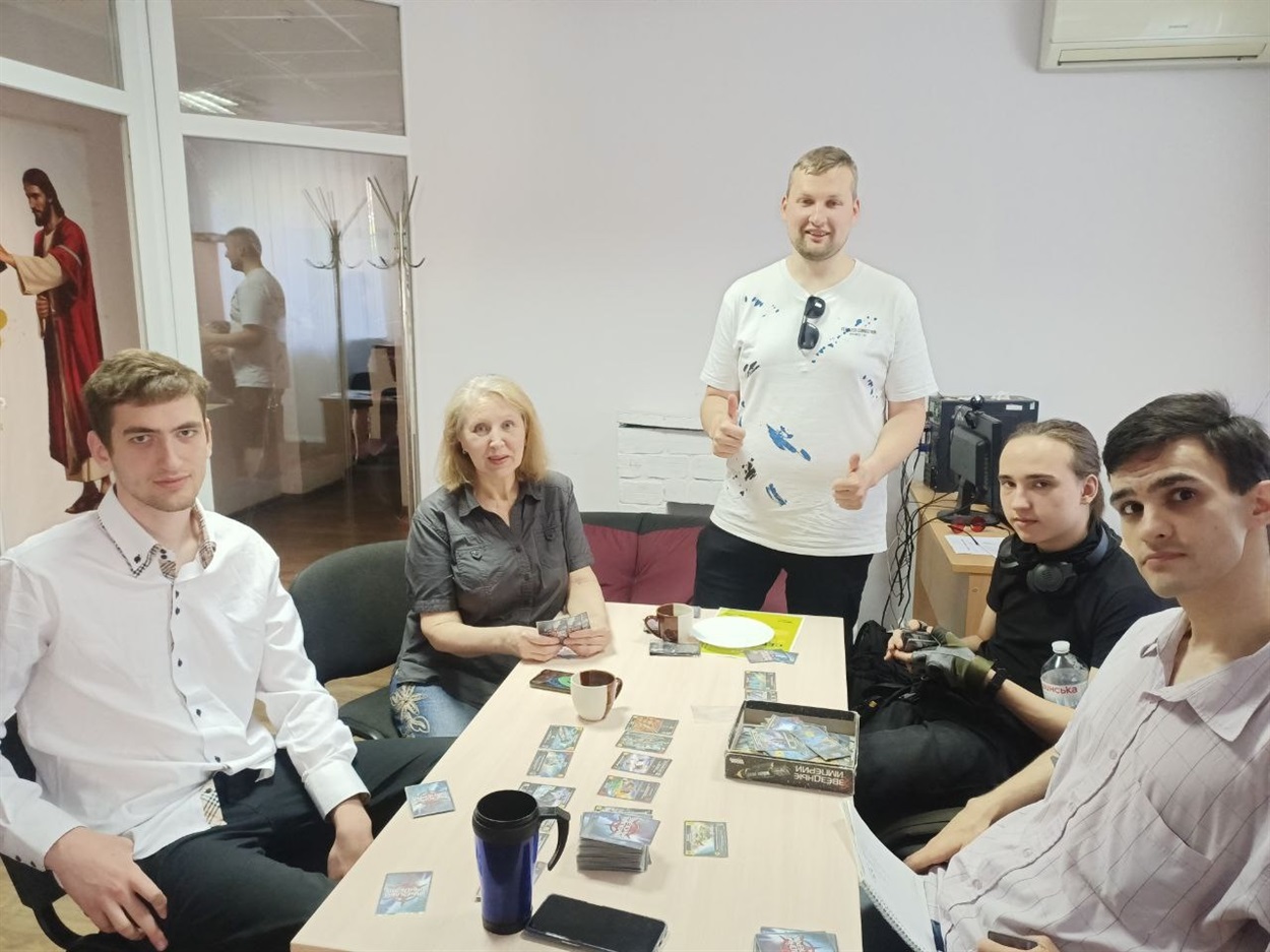 Люди грають в настільні ігри