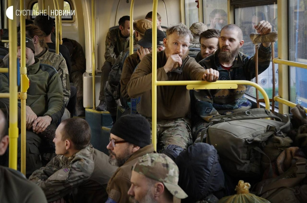 Українські захисники тримали оборону Маріуполя більш як 80 днів. 16 травня розпочалася їх евакуація із заблокованого російськими військами меткомбінату "Азовсталь".