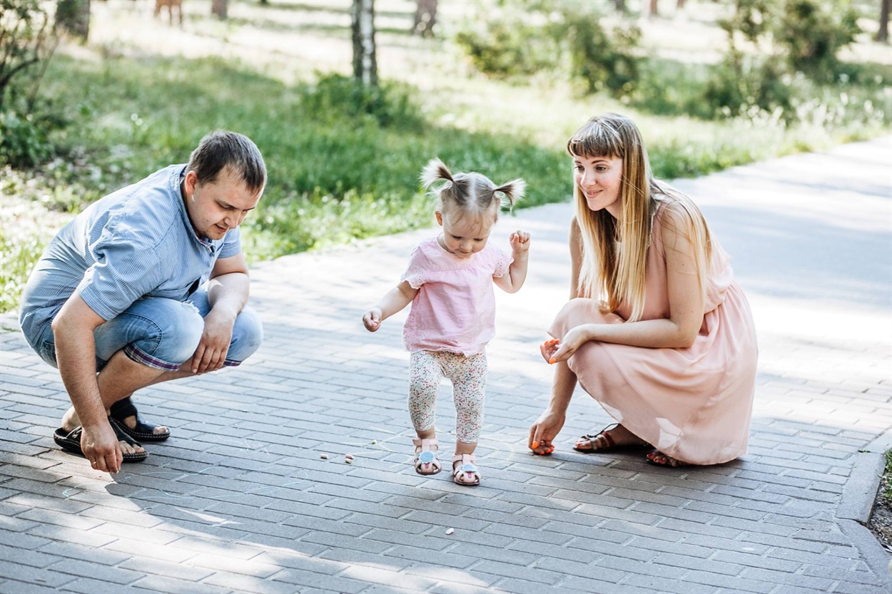 Родина з маленькою донькою 