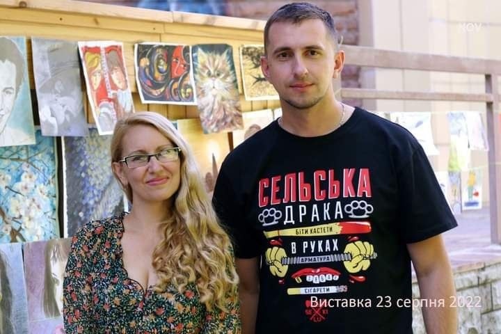 Люся Новашевська з гостями виставки