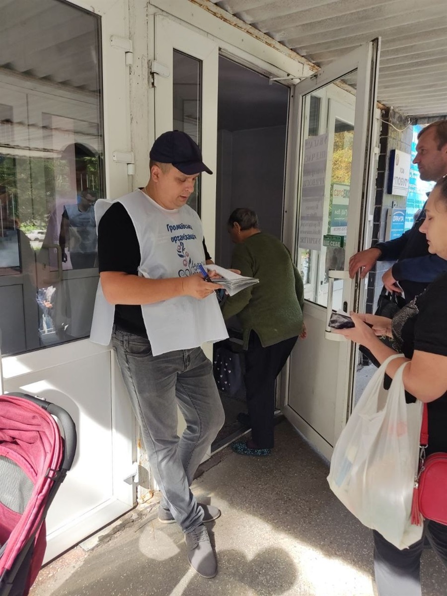 Волонтери видають продуктові набори