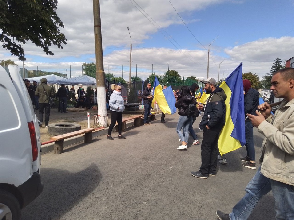 Працівнкики тютюнової фабрики проводять мітинг аби їх пустили на роботу
