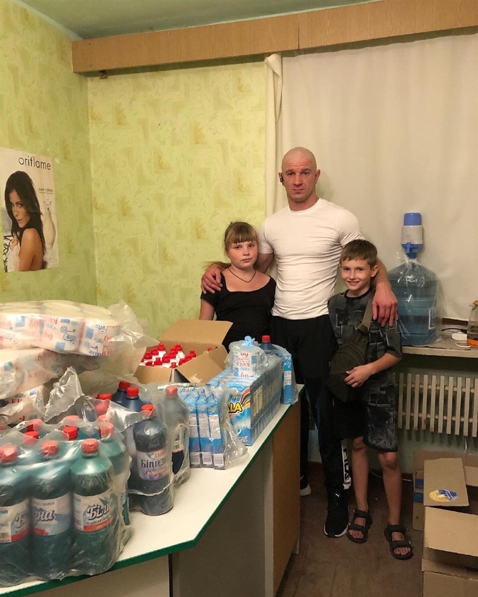 Сергій Пастушко с мешканцями гуртожитку отримав гуманітарну допомогу 