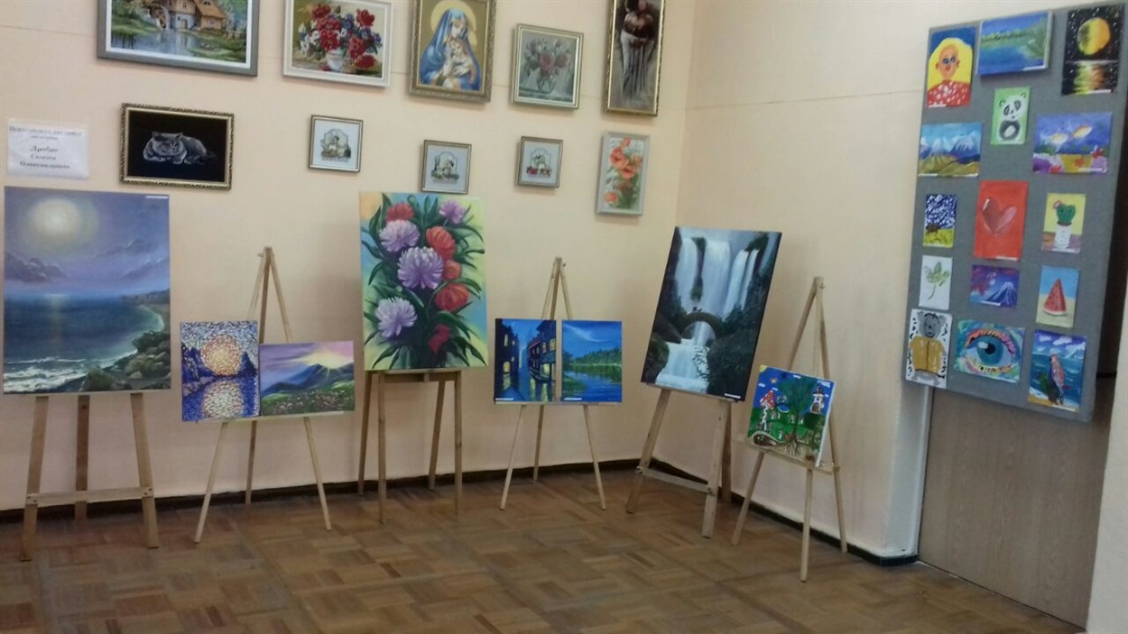 У Жовтих Водах відкрилася виставка малюнків вихованців місцевої художниці Людмили Новошевської (Mila Novash)