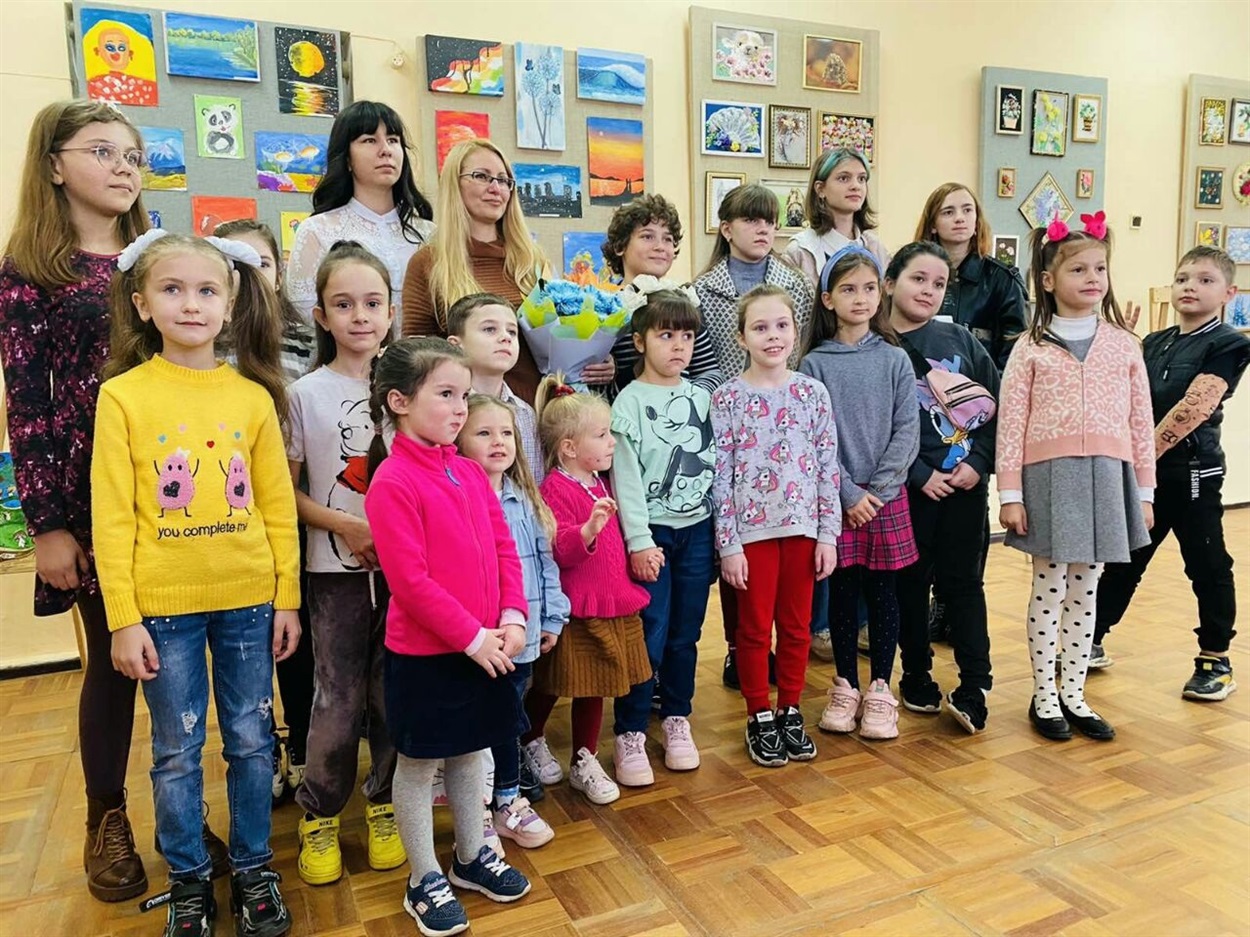 У Жовтих Водах відкрилася виставка малюнків вихованців місцевої художниці Людмили Новошевської (Mila Novash)