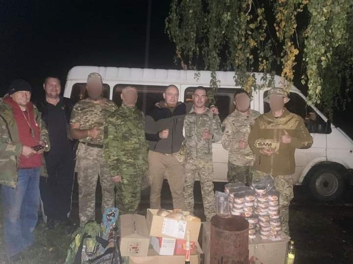 Волонтери відвозять різним бригадам шкарпетки від Надії