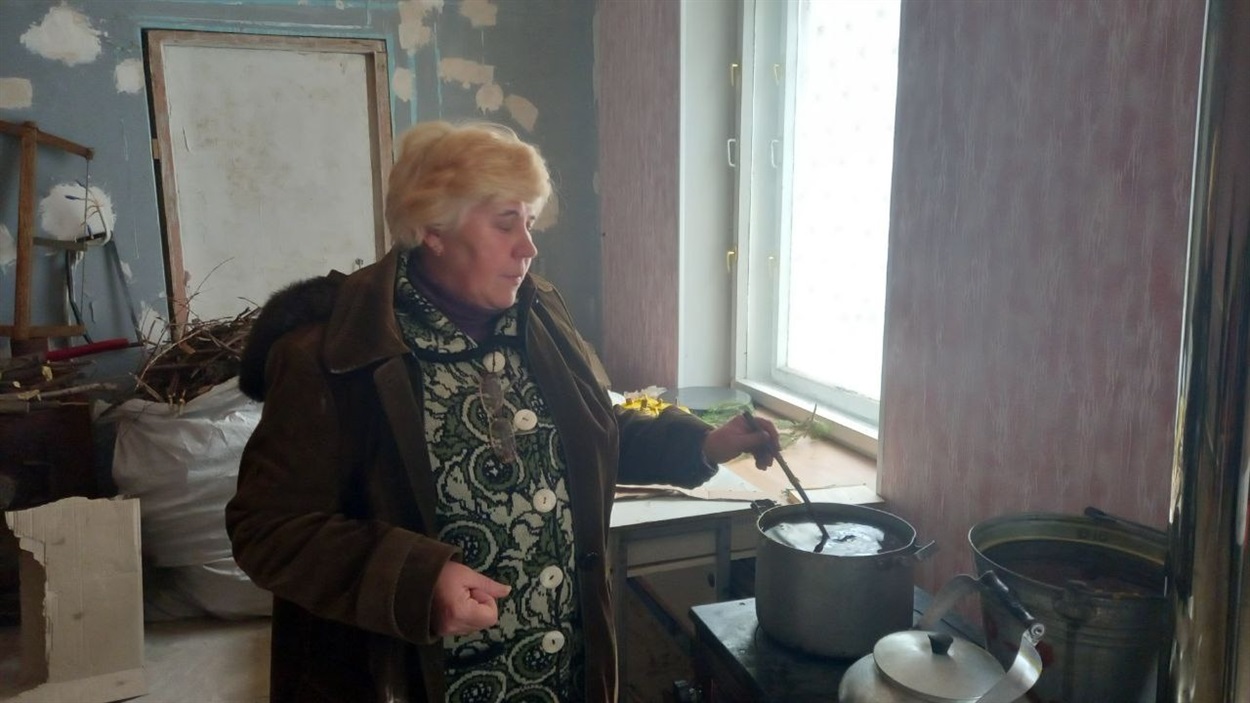 Пані Валентина топить віск