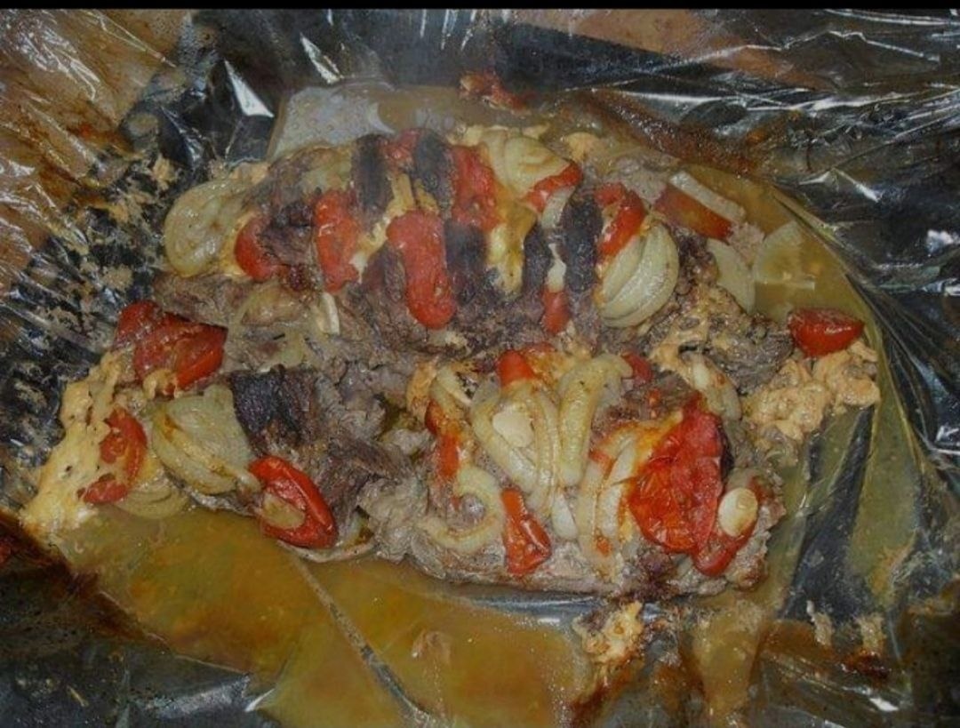 Запечене м'ясо з овочами та сиром