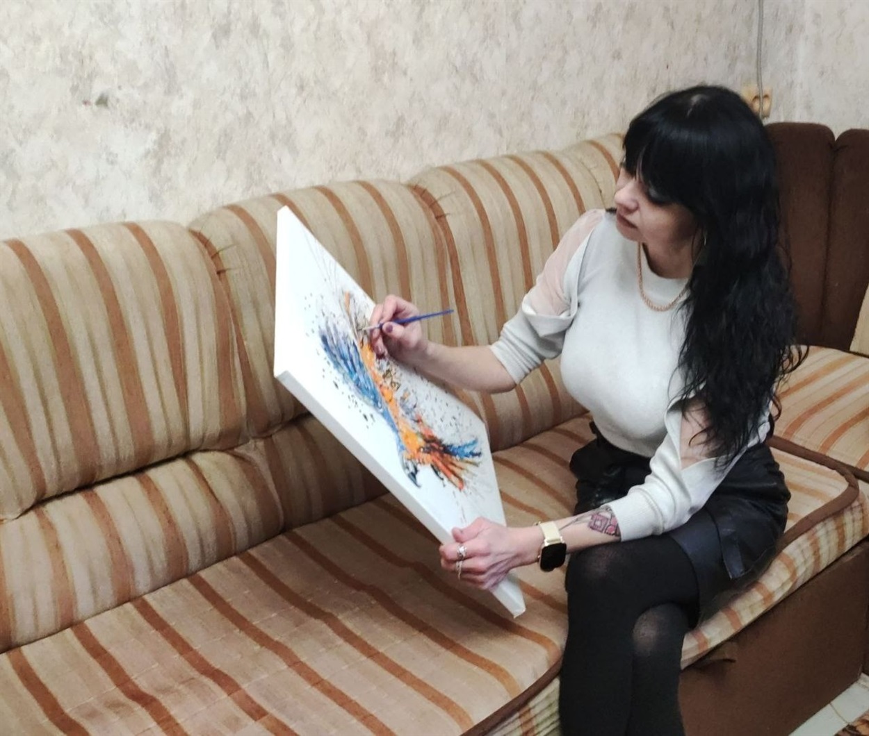 Інна Седченко під час малювання