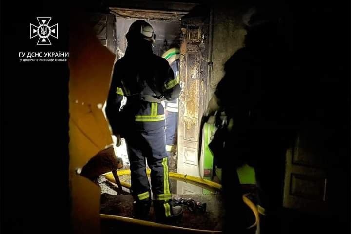 Пожежа всередині одноповерхового житлового будинку