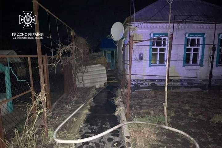 Пожежа всередині одноповерхового житлового будинку