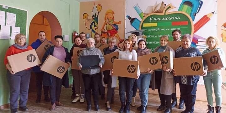 Жовтоводські вчителі отримали 100 ноутбуків від фундації Олени Зеленської