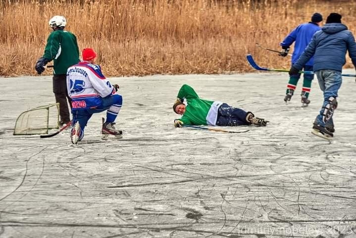 На водоймі у дитячому парку грають у хокей 