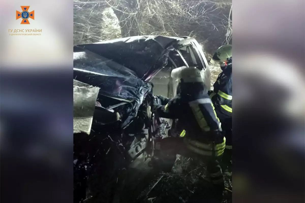 Фахівці ДСНС вилучили тіло загиблого водія з потрощеної автівки