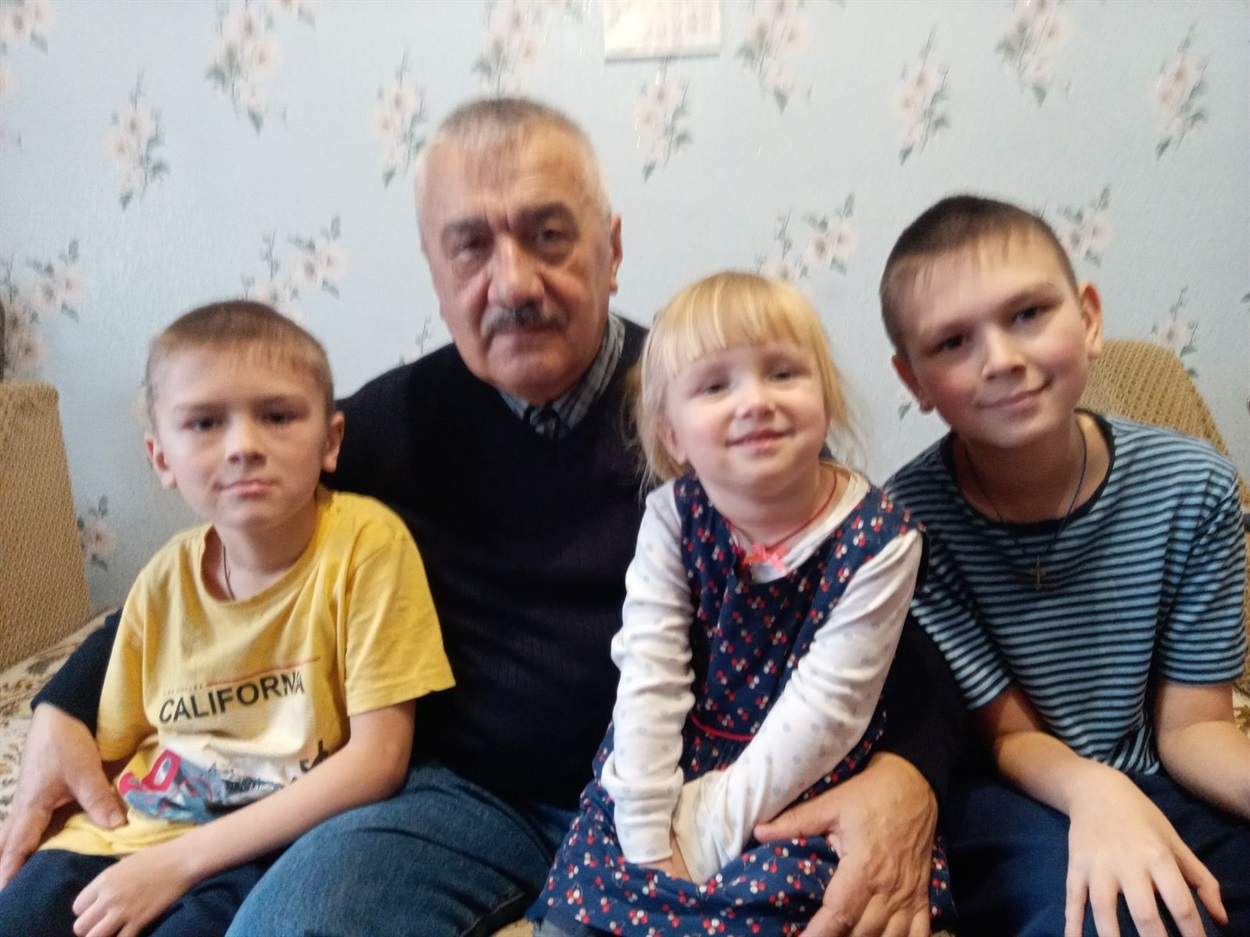 Юрій з Онуками