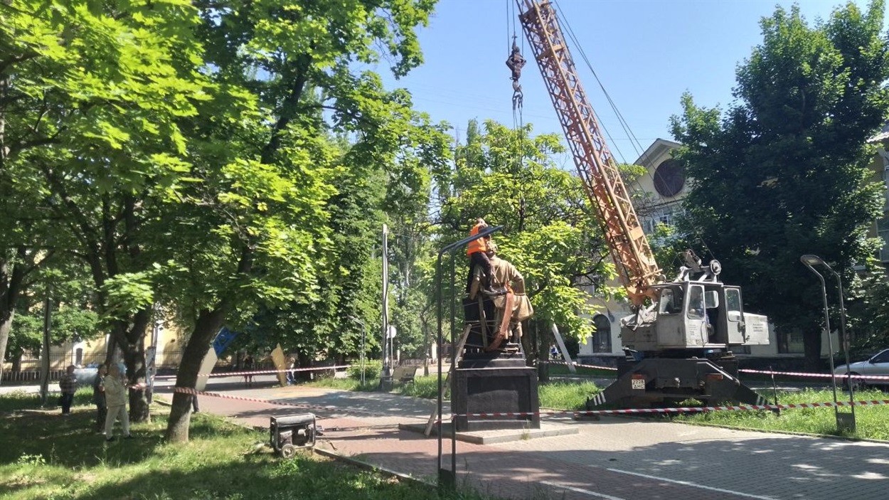  У Жовтих Водах демонтували пам'ятник Пушкіну