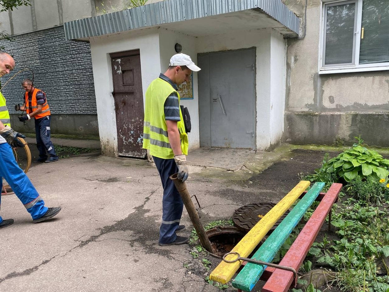 Анатолій Панков оглядає каналізаційні мережі