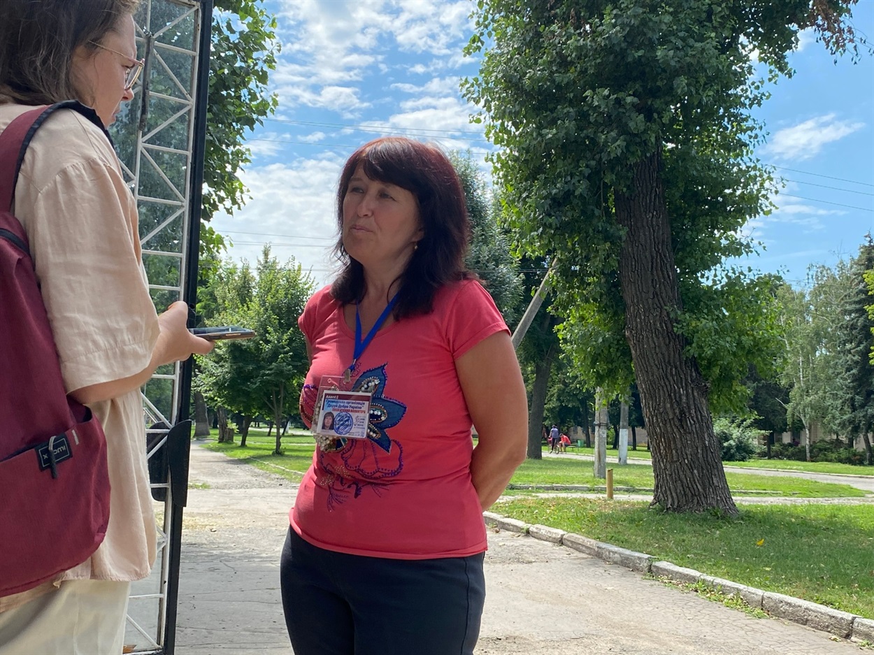 Пані Альона - переселенка і проводить свій вільний час у "Безкоштовній крамничці" в П'ятихатках