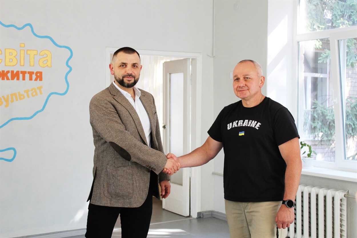 Представник "ЕНЕРДЖІ ТРЕЙД ГРУП", директор окремих підрозділів компанії “ЕТГ Сервіс” та Філії “ЕТГ Сервіс Солушнс” Ярослав Гошко та міський голова Дмитро Ханіс