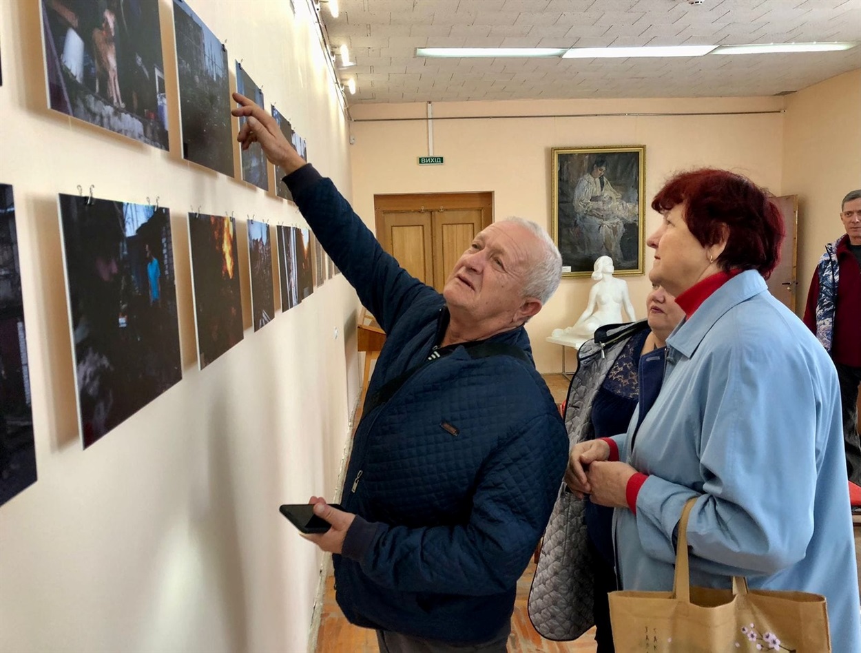 Відвідувачі фотовиставки у Жовтих Водах