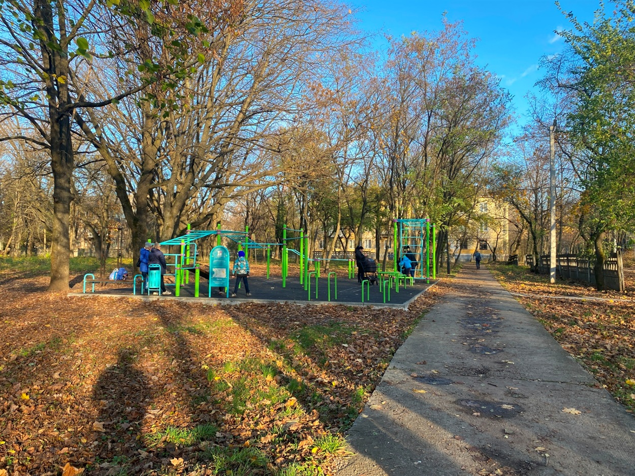 Спортивний майданчик у парку біля Палацу Культури