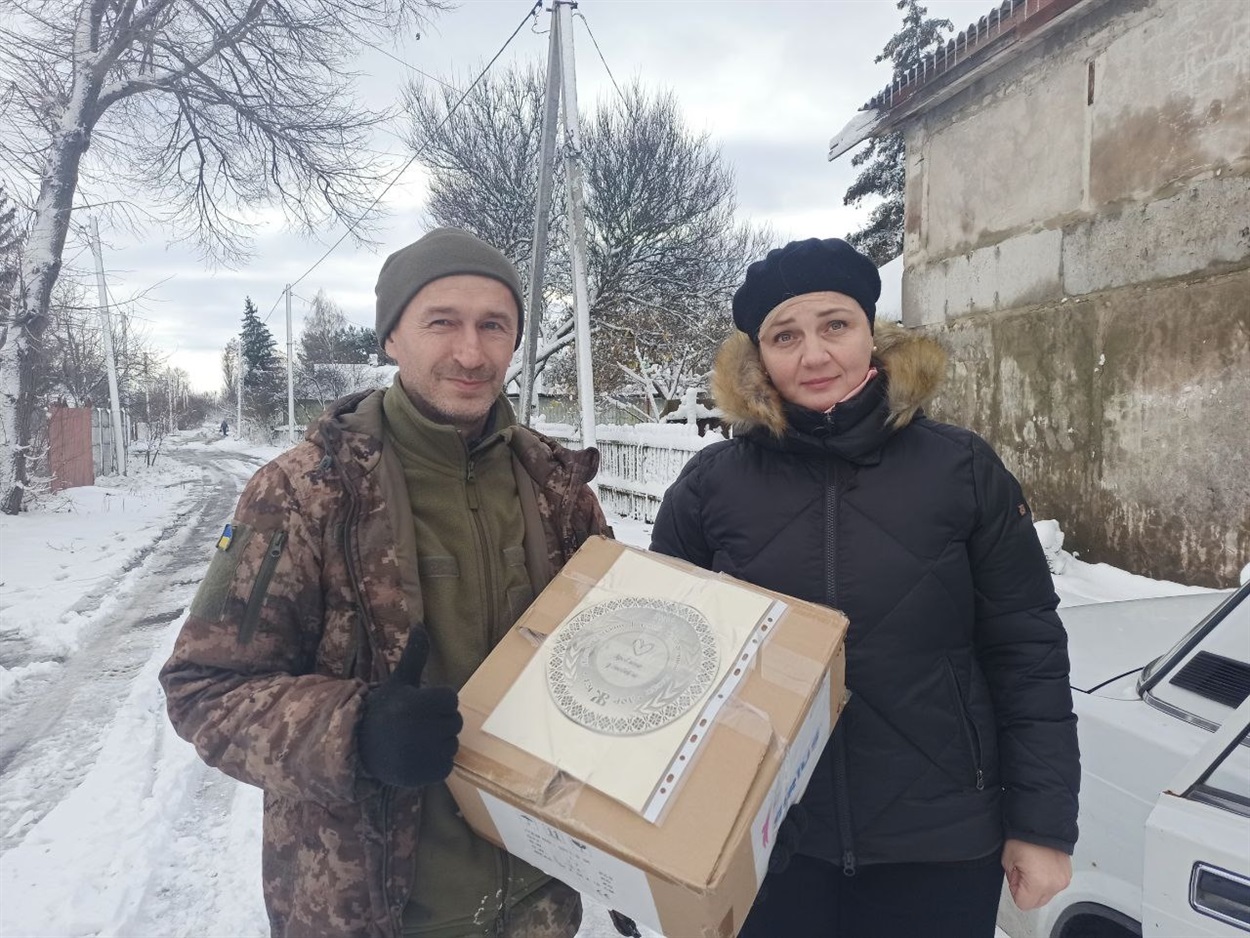 В.о. директора Жовтоводського фахового педвгогічного коледжу Світлана Канівець передає лікувальні суміші на передову