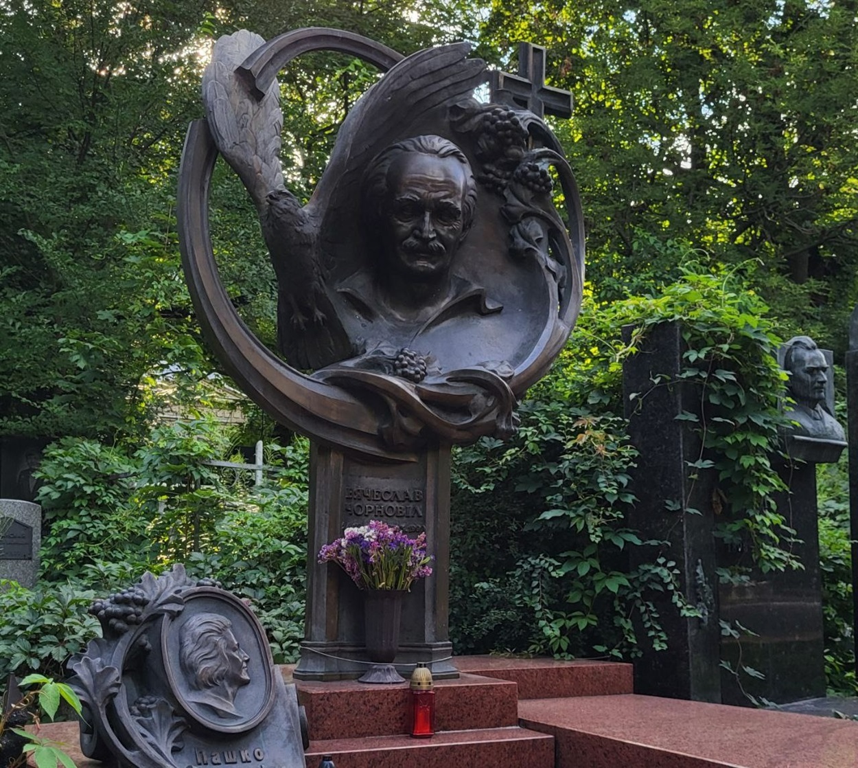 Памятник політику В'ячеславу Чорновілу 
