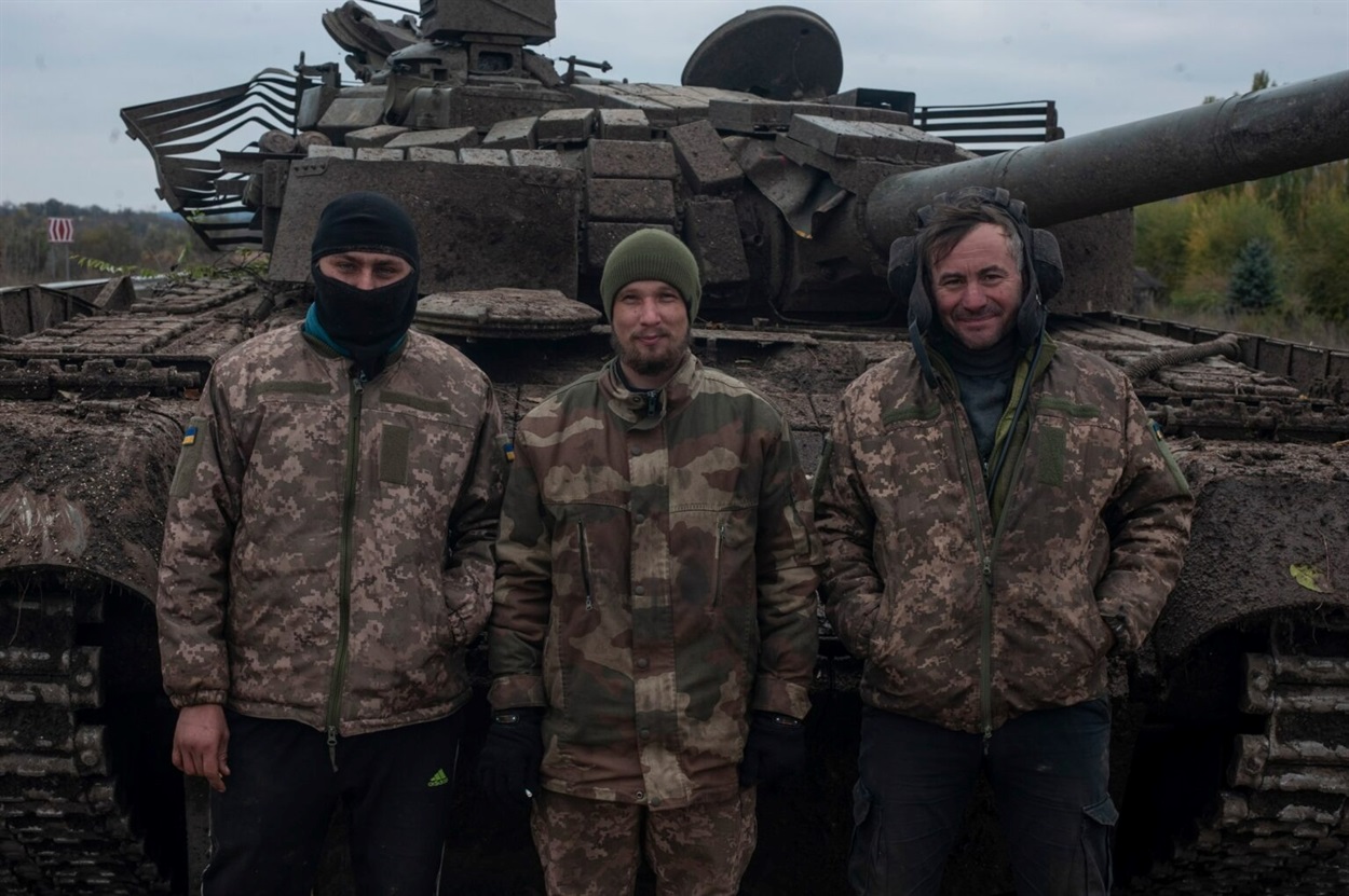 Андрій Мельник «Синок» (водій-механік), Віталій Кобець (командир екіпажу, позивний «Тяпа») та наш Сергій Леонтьєв (навідник, позивний «Артист»)