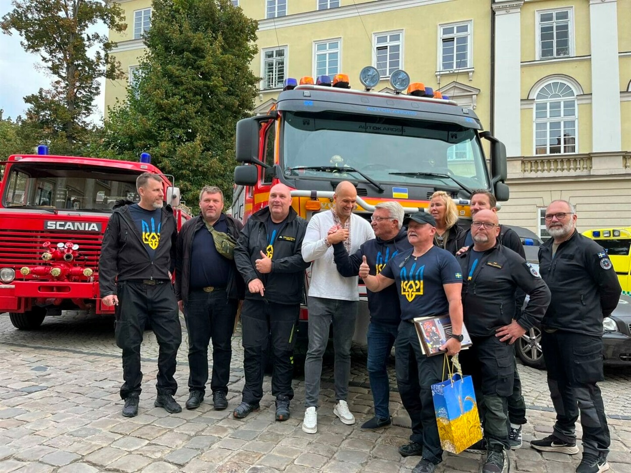 Зеленодольський міський голова Дмитро Невеселий разом з мером Бенгтсфорса Стігом Бертільсоном та волонтерами “Blaljus i samverkan”
