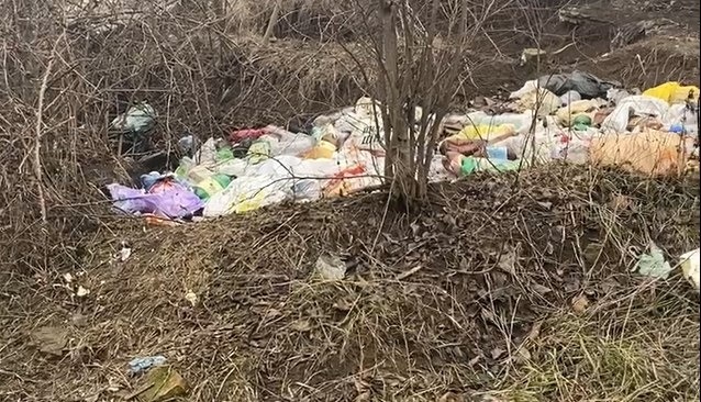 Сміття за будинком №40 по Хмельницького