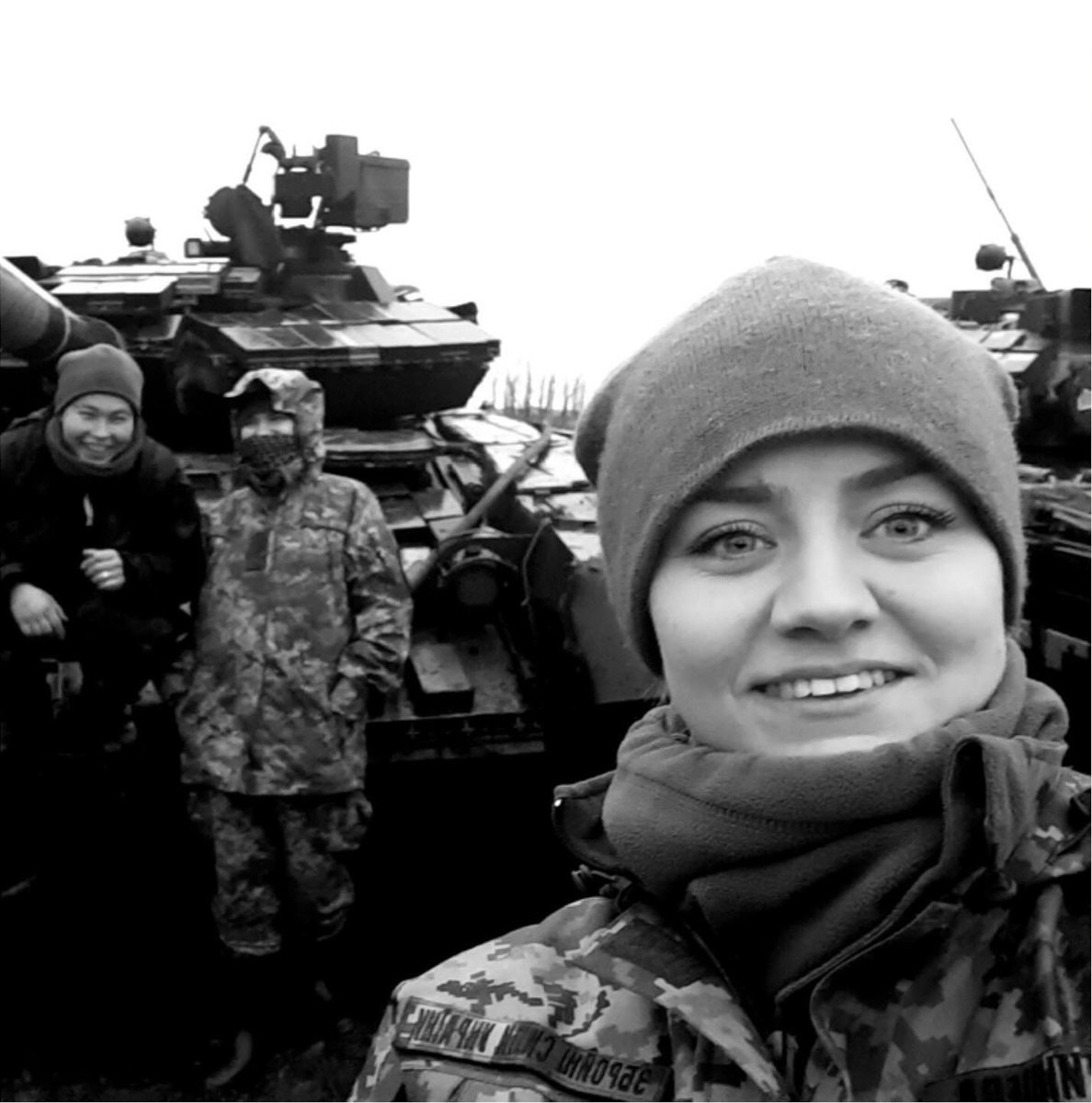 Військовослужбовиця Вероніка Вєрємєєва з колегами