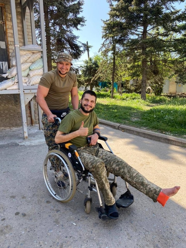 Владислав разом із побратимом після поранення