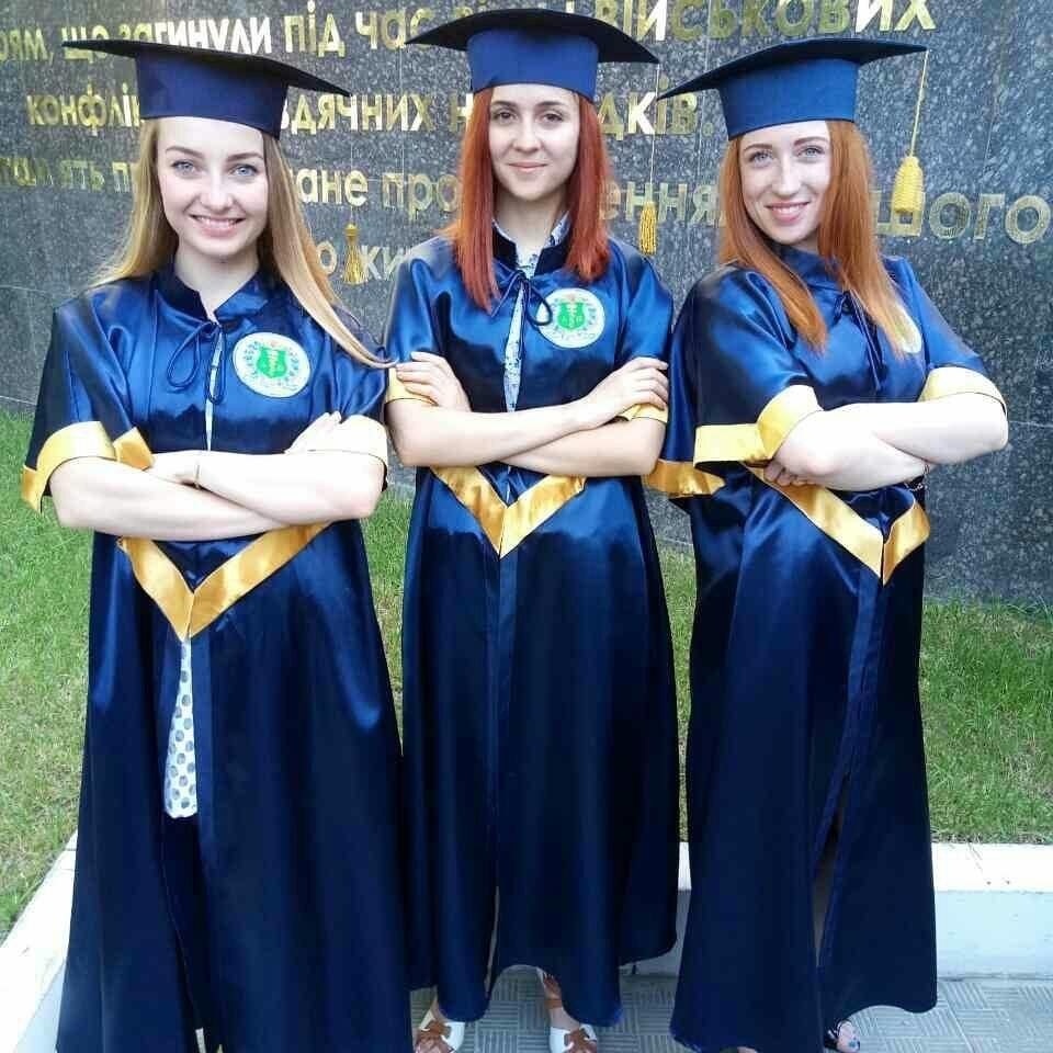 Фото з випускного в університеті. Решта світлин залишилася в Рубіжному після початку повномасштабної війни.