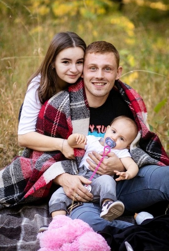 Іван та Юлія Клінк разом із донечкою