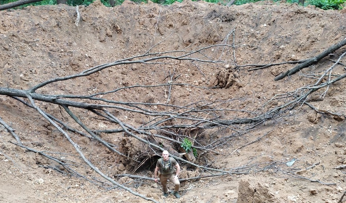 Вирва від 500 кг авіа бомби. До центру воронки Анатолій не дійшов 2,5 метра